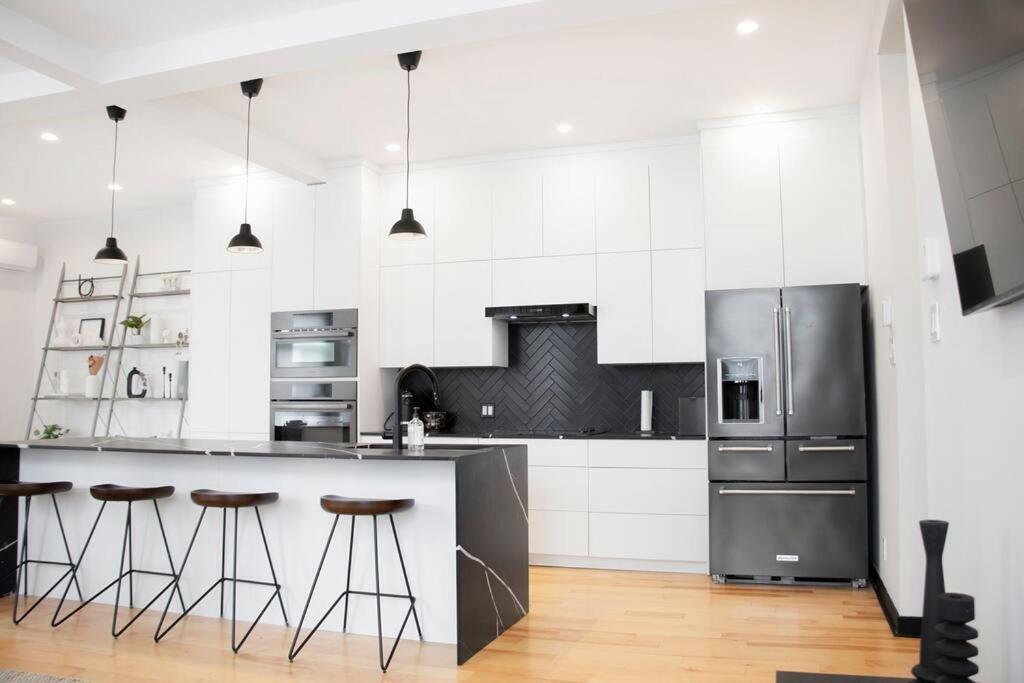 Upscale 3-Bedroom Entire Unit In The Trendy Plateau Mont-Royal Featuring A Magazine-Worthy Kitchen & Opulent Living Spaces - Apt 1 Montreal Exterior photo